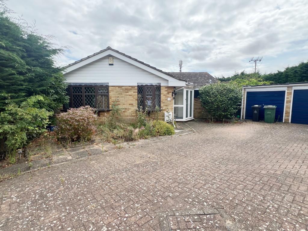 Lot: 19 - DETACHED BUNGALOW FOR REFURBISHMENT - Front aspect showing garage and side access